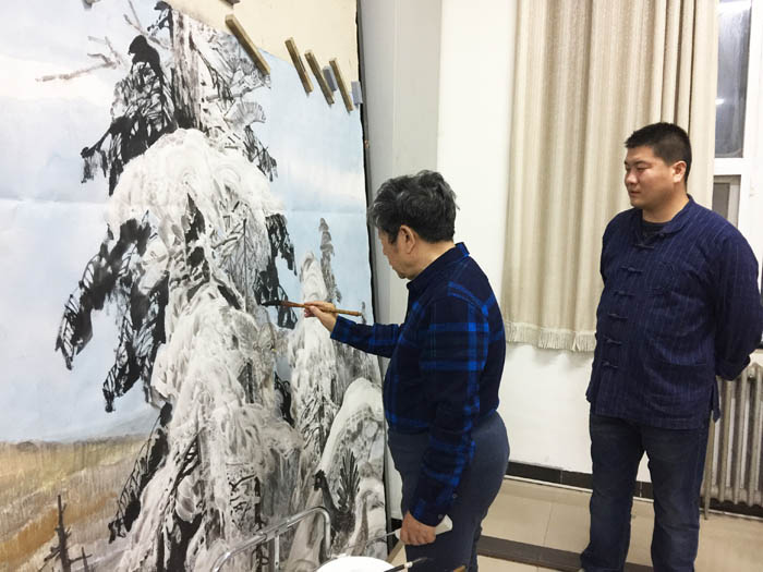 于志学与加宏杰共同创作《大兴安岭》 卢平摄IMG_3349.JPG 于志学与加宏杰共同创作《大兴安岭》 卢平摄IMG_3349.JPG