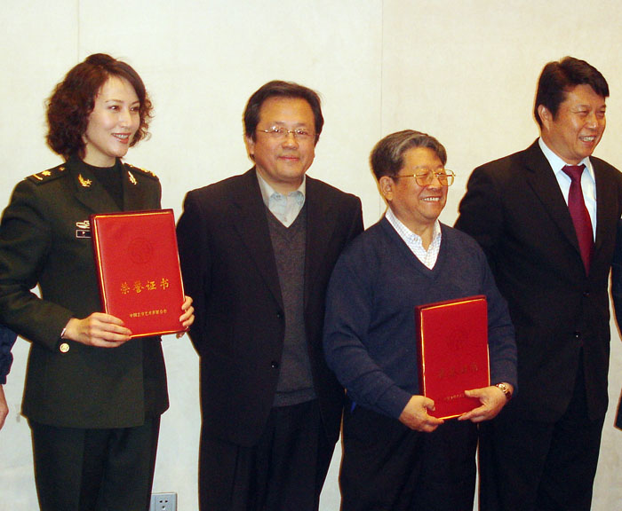 2009年3月于志学荣获中国文联“送欢乐、下基层”活动文艺工作者表彰.JPG 2009年3月于志学荣获中国文联“送欢乐、下基层”活动文艺工作者表彰.JPG