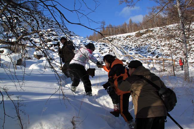 2019年冰雪画摄影集用-冰雪画派在阿尔山大峡谷写生IMG_9657 (1).JPG 2019年冰雪画摄影集用-冰雪画派在阿尔山大峡谷写生IMG_9657 (1).JPG