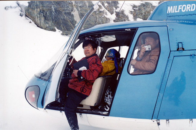 15-2002年于志学乘直升飞机在新西兰库克雪山写生.jpg 15-2002年于志学乘直升飞机在新西兰库克雪山写生.jpg