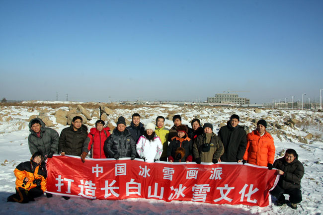 25-在未来的长白山写生基地留念.JPG 25-在未来的长白山写生基地留念.JPG