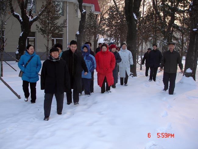 3-2006年1月于志学带领长春冰雪画会雪中写生.JPG 3-2006年1月于志学带领长春冰雪画会雪中写生.JPG