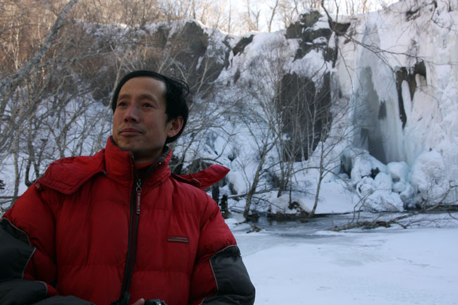 2-2010年王昌在长白山天池瀑布.jpg 2-2010年王昌在长白山天池瀑布.jpg