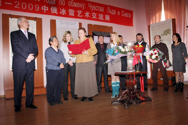 2-俄罗斯联邦阿穆尔州州长顾问娜达丽雅女士代表阿穆尔州政府向于志学颁发文化贡献奖证书.JPG 2-俄罗斯联邦阿穆尔州州长顾问娜达丽雅女士代表阿穆尔州政府向于志学颁发文化贡献奖证书.JPG