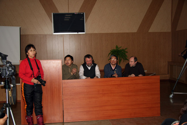 10-冰雪画会秘书长卢平在座谈会发言.JPG 10-冰雪画会秘书长卢平在座谈会发言.JPG