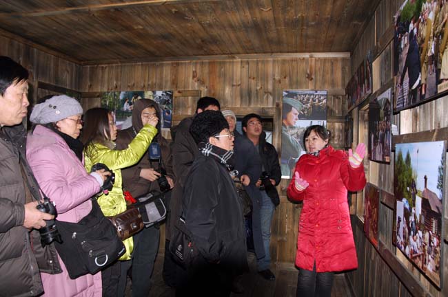 5-解说员介绍在俄罗斯风情园拍摄的《这里的黎明静悄悄》IMG_4708.JPG 5-解说员介绍在俄罗斯风情园拍摄的《这里的黎明静悄悄》IMG_4708.JPG