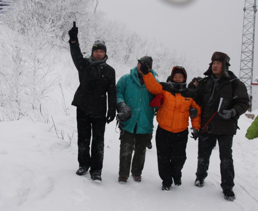 1-和导师于志学在黑龙江亚布力体验冰雪.jpg 1-和导师于志学在黑龙江亚布力体验冰雪.jpg