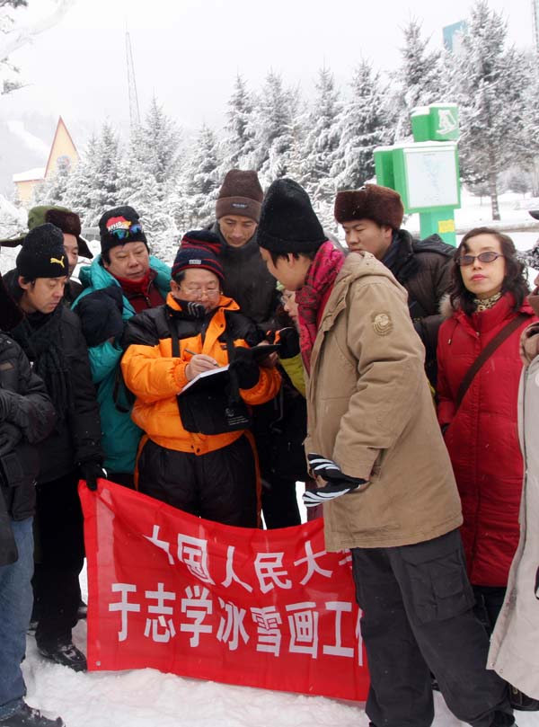 2-于老师率领研究生写生.JPG 2-于老师率领研究生写生.JPG