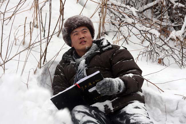 1-2009年加宏杰在黑龙江亚布力写生.JPG 1-2009年加宏杰在黑龙江亚布力写生.JPG
