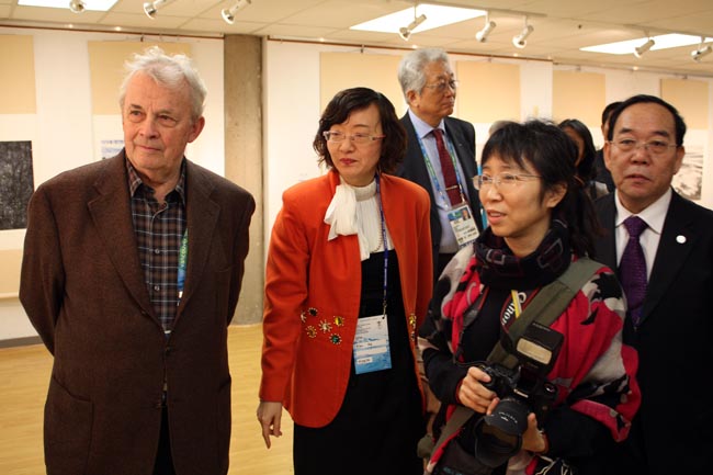 2、冰雪画会秘书长卢平向国际奥委会全民体育委员会主席瓦尔特·特勒格尔等介绍中国冰雪画-.JPG 2、冰雪画会秘书长卢平向国际奥委会全民体育委员会主席瓦尔特·特勒格尔等介绍中国冰雪画-.JPG