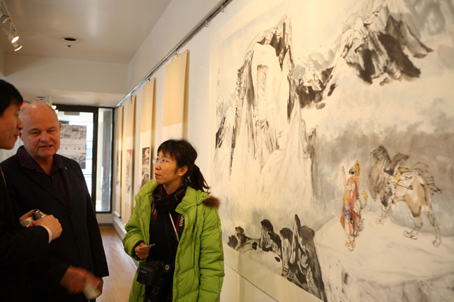 3-冰雪画会秘书长卢平向加拿大艺术联合会副主席、艺术评论家塞姆·卡特介绍冰雪画.JPG 3-冰雪画会秘书长卢平向加拿大艺术联合会副主席、艺术评论家塞姆·卡特介绍冰雪画.JPG