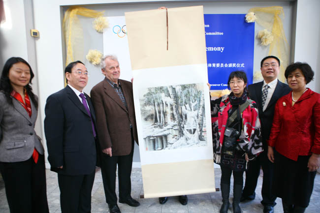4-冰雪画会向国际奥委会全民体育委员会主席瓦尔特·特勒格尔先生赠送冰雪画IMG_4107.JPG 4-冰雪画会向国际奥委会全民体育委员会主席瓦尔特·特勒格尔先生赠送冰雪画IMG_4107.JPG