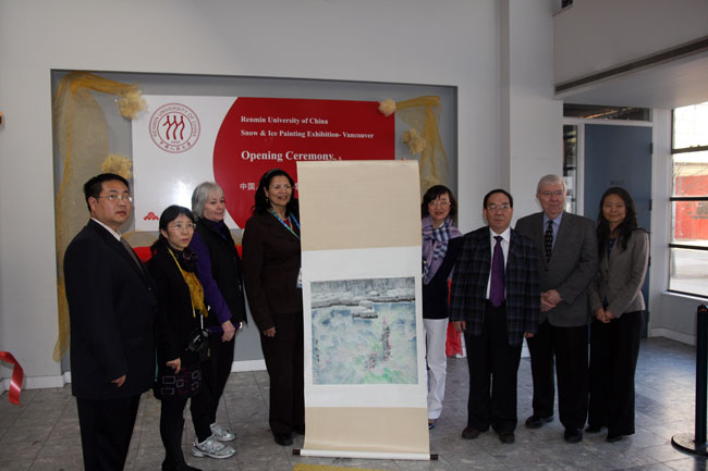 5-冰雪画会向国际奥委会委员、国际奥委会妇女与体育委员会副主席安尼塔·德弗朗兹女士 赠送冰雪画.JPG 5-冰雪画会向国际奥委会委员、国际奥委会妇女与体育委员会副主席安尼塔·德弗朗兹女士 赠送冰雪画.JPG