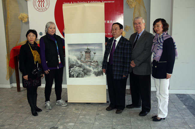7-冰雪画会向奥运体育电影大师、奥运官方影片导演监制巴登·格林斯潘夫人赠送冰雪画.JPG 7-冰雪画会向奥运体育电影大师、奥运官方影片导演监制巴登·格林斯潘夫人赠送冰雪画.JPG