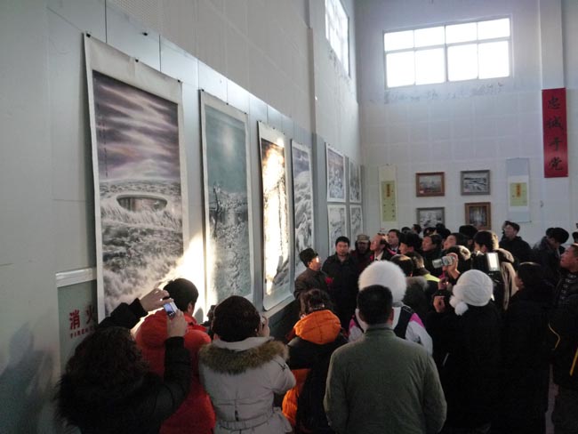 3-于志学向阿尔山观众介绍冰雪画P1040124.JPG 3-于志学向阿尔山观众介绍冰雪画P1040124.JPG