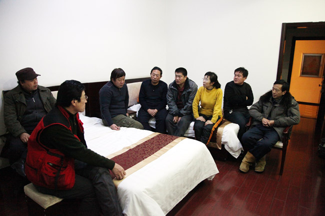 2-冰雪画工作室在阿尔山市政府招待所讨论冬日冰雪写生要点IMG_7401.JPG 2-冰雪画工作室在阿尔山市政府招待所讨论冬日冰雪写生要点IMG_7401.JPG