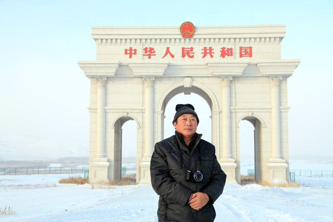 3-李卫东在阿尔山国门IMG_7562.JPG 3-李卫东在阿尔山国门IMG_7562.JPG