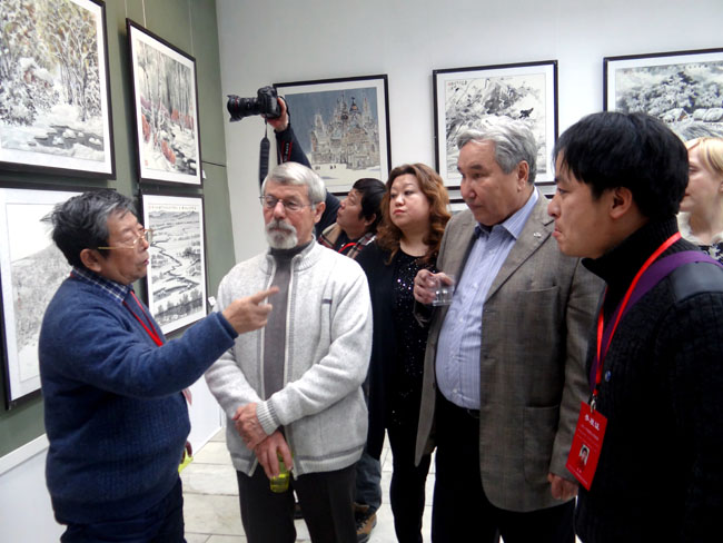 中俄冰雪画展开幕式上,于志学先生向远东地区美协主席等俄罗斯艺术家介绍刘坤.jpg 中俄冰雪画展开幕式上,于志学先生向远东地区美协主席等俄罗斯艺术家介绍刘坤.jpg