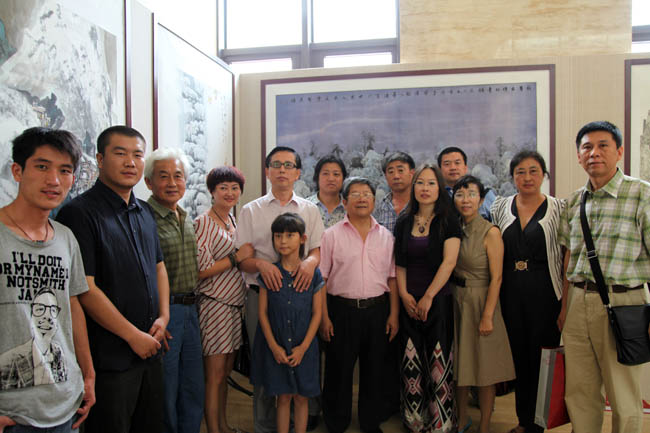 2011年7月作者(左5)与于志学导师和“黄埔四期”同学在结业展上IMG_8807.JPG 2011年7月作者(左5)与于志学导师和“黄埔四期”同学在结业展上IMG_8807.JPG
