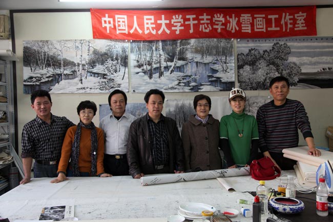 2013年冰雪画派七期”在中国人民大学画院教室(左1为作者)IMG_7221.JPG 2013年冰雪画派七期”在中国人民大学画院教室(左1为作者)IMG_7221.JPG
