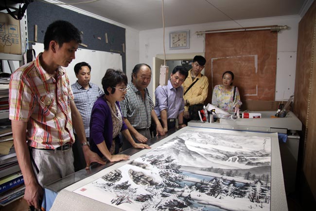 2014年“七期”在画派办公室交流(右3为作者)IMG_2314.JPG 2014年“七期”在画派办公室交流(右3为作者)IMG_2314.JPG
