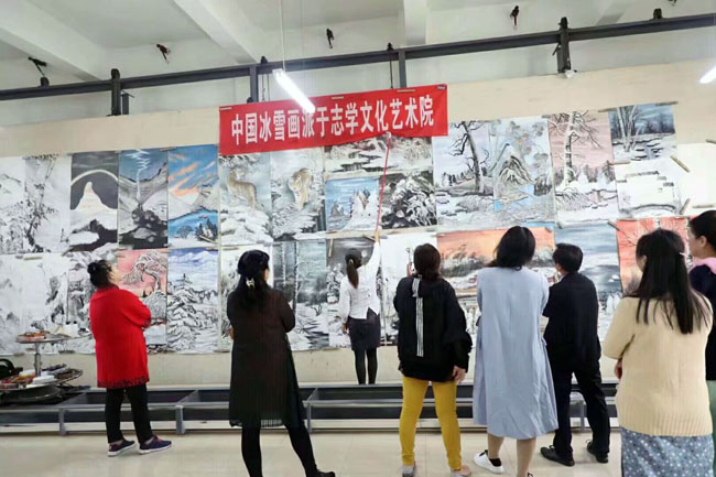 2019年教学助理闫宏玲进行结业作品点评-4.jpg 2019年教学助理闫宏玲进行结业作品点评-4.jpg