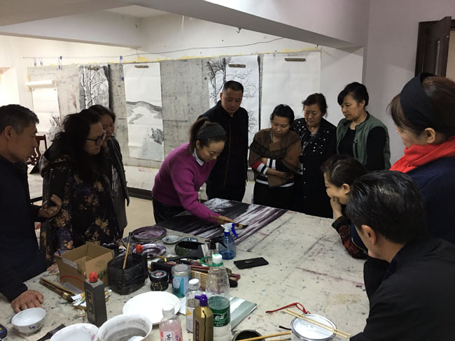 2019年闫宏玲在14期冰雪画培训班教学(左4为作者)IMG_6667.JPG 2019年闫宏玲在14期冰雪画培训班教学(左4为作者)IMG_6667.JPG