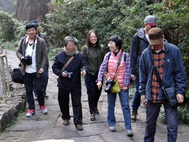 2014年于志学率冰雪画派在福建武夷山写生(左3为作者)DSC08390.JPG 2014年于志学率冰雪画派在福建武夷山写生(左3为作者)DSC08390.JPG