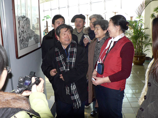 2007年于志学在长春冰雪画展为宋爽走点评3-08-11.JPG 2007年于志学在长春冰雪画展为宋爽走点评3-08-11.JPG