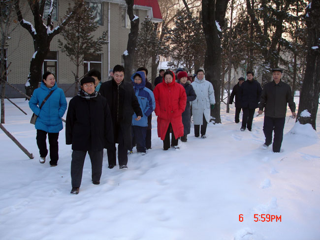 2006年于志学带领长春冰雪画会成员在雪中写生.JPG