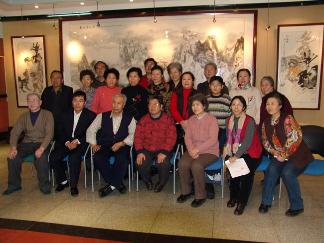 2006年于志学和长春冰雪画会成员合影(二排左3为作者).JPG 2006年于志学和长春冰雪画会成员合影(二排左3为作者).JPG