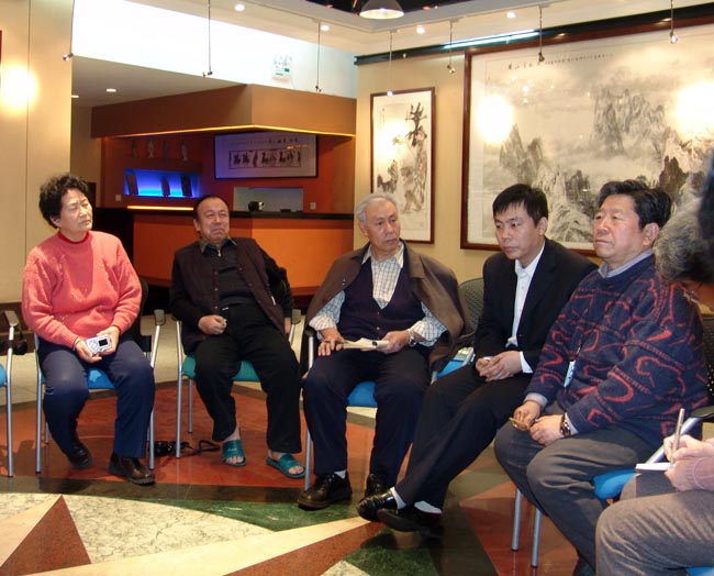 2006年于志学在哈尔滨太阳岛于志学美术馆和长春冰雪画会会员座谈 (左1为作者)DSC05112.JPG 2006年于志学在哈尔滨太阳岛于志学美术馆和长春冰雪画会会员座谈 (左1为作者)DSC05112.JPG