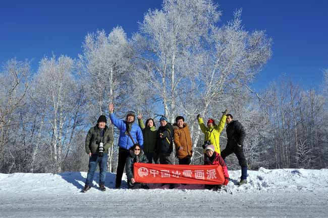 2016冰雪画派参加阿尔山国际养生冰雪节在白狼写生（一排右1为作者）GAO_1115.JPG