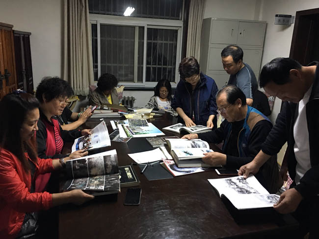 12期冰雪画培训班学员在阅览室查资料 (左2为作者)14-IMG_9600 (2).JPG 12期冰雪画培训班学员在阅览室查资料 (左2为作者)14-IMG_9600 (2).JPG