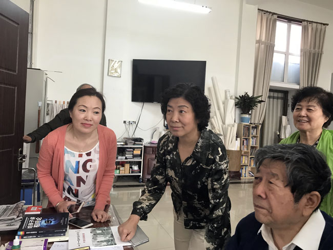 在于志学导师画室听老师讲艺术(右1为作者)IMG_9605.JPG 在于志学导师画室听老师讲艺术(右1为作者)IMG_9605.JPG