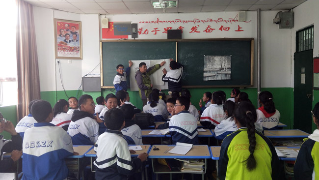 2018年11月施海波在西藏日喀则小学教授冰雪画 IMG_9745 (1).JPG 2018年11月施海波在西藏日喀则小学教授冰雪画 IMG_9745 (1).JPG