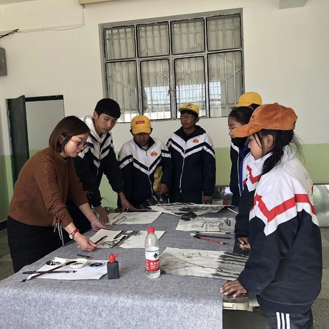 施海波带出的“学生”——桑珠孜区第二中学美术教师李丹丹(左1)在辅导学生2019_08_09_18_24_IMG_1211.JPG 施海波带出的“学生”——桑珠孜区第二中学美术教师李丹丹(左1)在辅导学生2019_08_09_18_24_IMG_1211.JPG