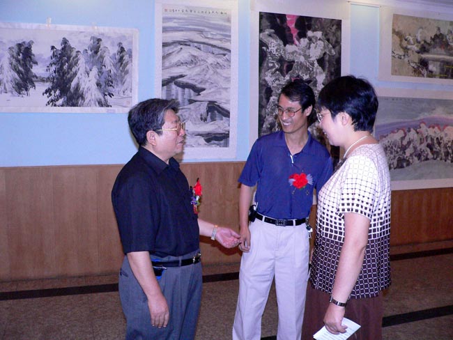 2005年7月于志学同牡丹江市委宣传部长唐家玮和牡丹江冰雪画院院长高成山亲切交谈.jpg 2005年7月于志学同牡丹江市委宣传部长唐家玮和牡丹江冰雪画院院长高成山亲切交谈.jpg