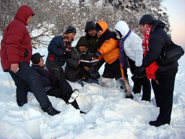 4－2008年于志学先生在雪乡指导学生写生 左2 为作者.JPG