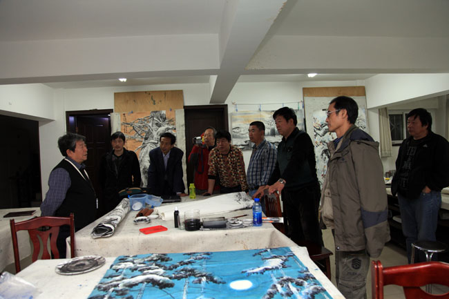 2012年于志学在延庆为冰雪画派骨干回炉集训讲课 (右2为作者)IMG_5720.JPG 2012年于志学在延庆为冰雪画派骨干回炉集训讲课 (右2为作者)IMG_5720.JPG