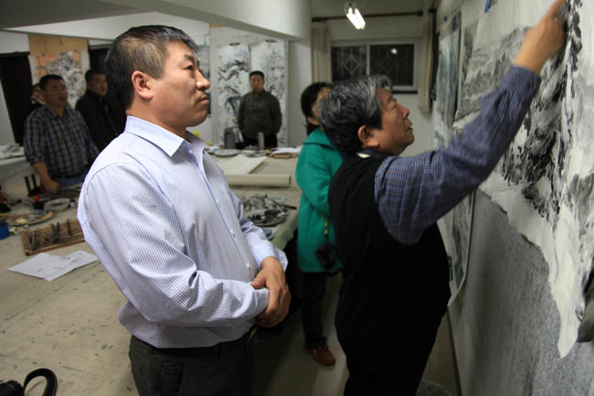 2012年于志学在北京延庆冰雪画派教学基地为常玉辉点评作品IMG_5821.JPG 2012年于志学在北京延庆冰雪画派教学基地为常玉辉点评作品IMG_5821.JPG