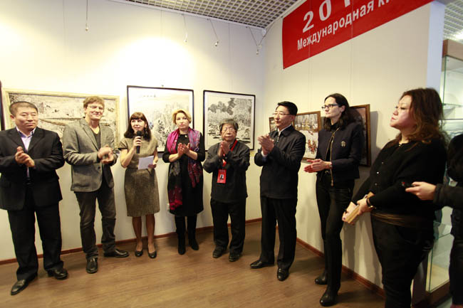 2-2014年策划组织冰雪画展的俄罗斯符拉迪沃斯托克国立经济服务科学院展览馆举办 左1为作者_MG_5795.JPG