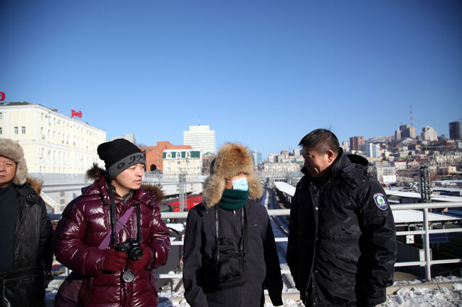 2014年12月组织策划冰雪画派赴俄罗斯符拉迪沃斯托克办展和写生IMG_1098.JPG 2014年12月组织策划冰雪画派赴俄罗斯符拉迪沃斯托克办展和写生IMG_1098.JPG