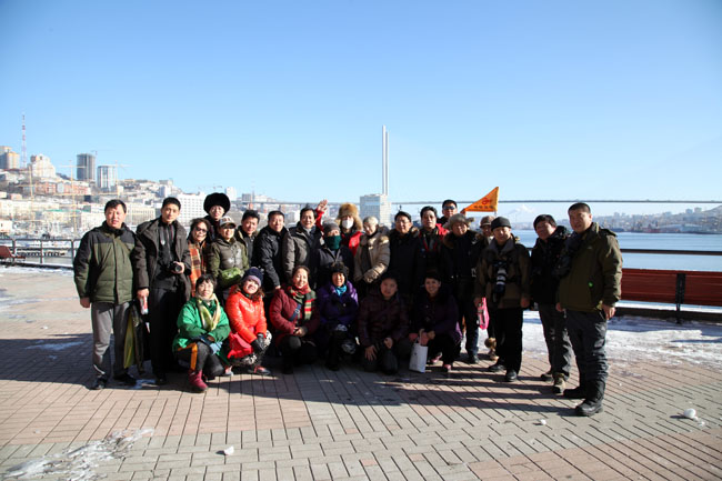 2014年和导师于志学率冰雪画派在俄罗斯符拉迪沃斯托克写生(三排左1为作者)IMG_1233.JPG 2014年和导师于志学率冰雪画派在俄罗斯符拉迪沃斯托克写生(三排左1为作者)IMG_1233.JPG