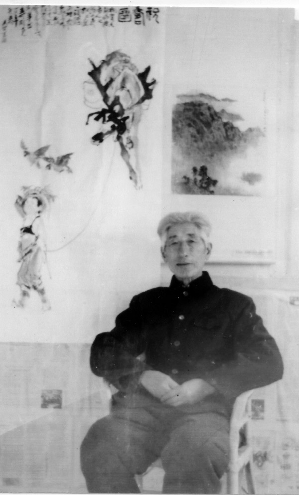 1-王修治老师。背后是于志学为老师生日所赠的“祝寿图”3.jpg 1-王修治老师。背后是于志学为老师生日所赠的“祝寿图”3.jpg
