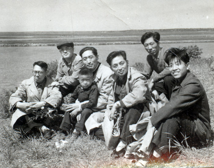3-3--1962年于志学和黑龙江人民出版社的同事 (自左至右 牛山、王纯信、王仙圃、由甲申、于海江、于志学)Scan10002.jpg 3-3--1962年于志学和黑龙江人民出版社的同事 (自左至右 牛山、王纯信、王仙圃、由甲申、于海江、于志学)Scan10002.jpg