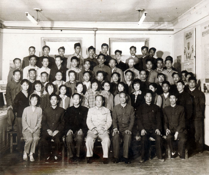 4-1963年黑龙江人民出版社合影 第五排左4为于志学   06.jpg