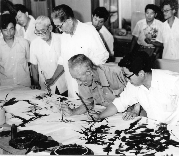 13-1980年黑龙江省书画院成立笔会,自右至左于志学、高敬言、王仙圃、吴振东.jpg 13-1980年黑龙江省书画院成立笔会,自右至左于志学、高敬言、王仙圃、吴振东.jpg