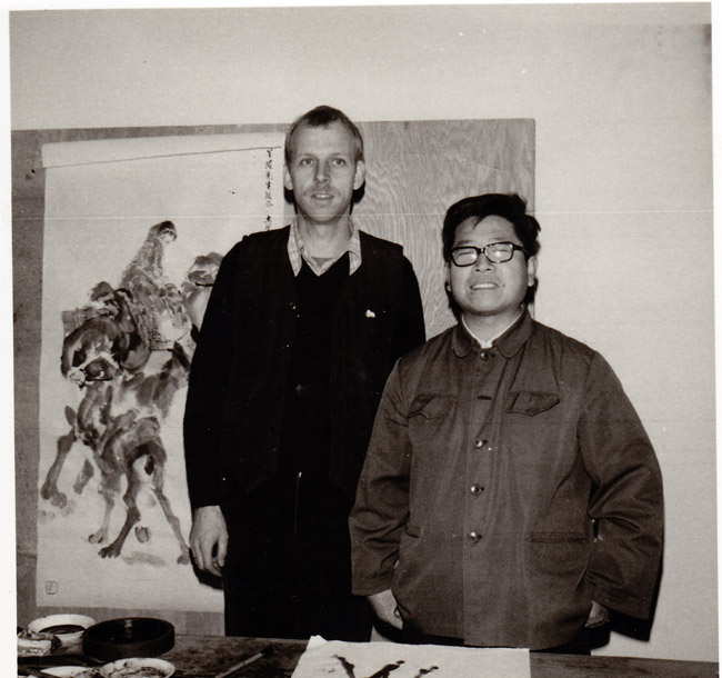 1979年在北京国际书店与德国外交官交流IMG.jpg