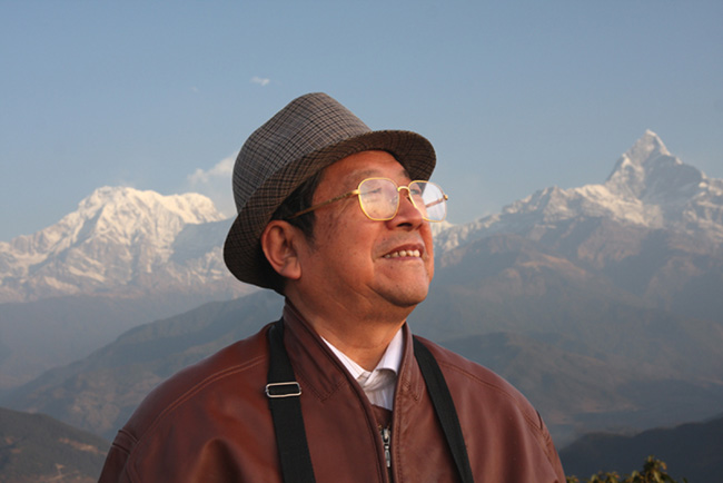 2009年于志学在尼泊尔博卡拉观看雪山日出IMG_672011.jpg 2009年于志学在尼泊尔博卡拉观看雪山日出IMG_672011.jpg